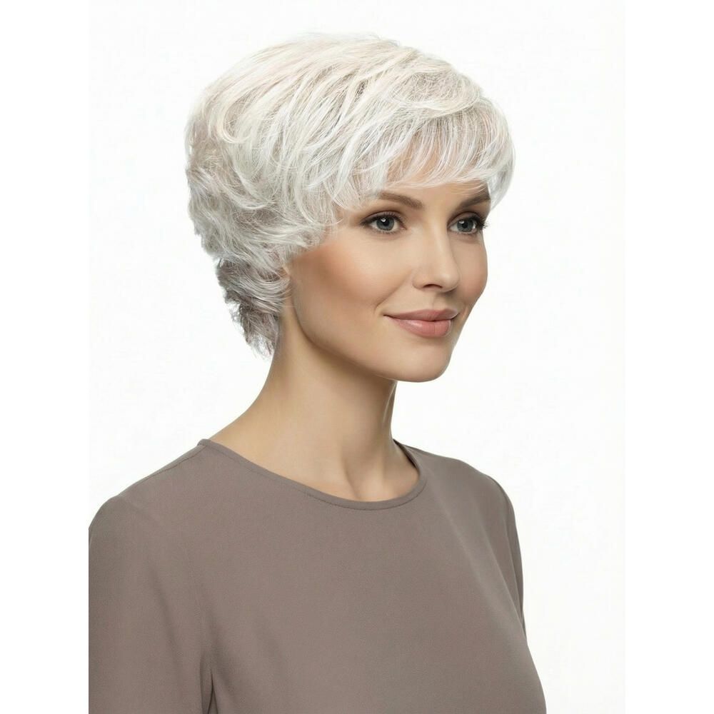 Kurzhaarperücke mit welligem, grauem Haar. Frau mit braunem Oberteil. Nahaufnahme.