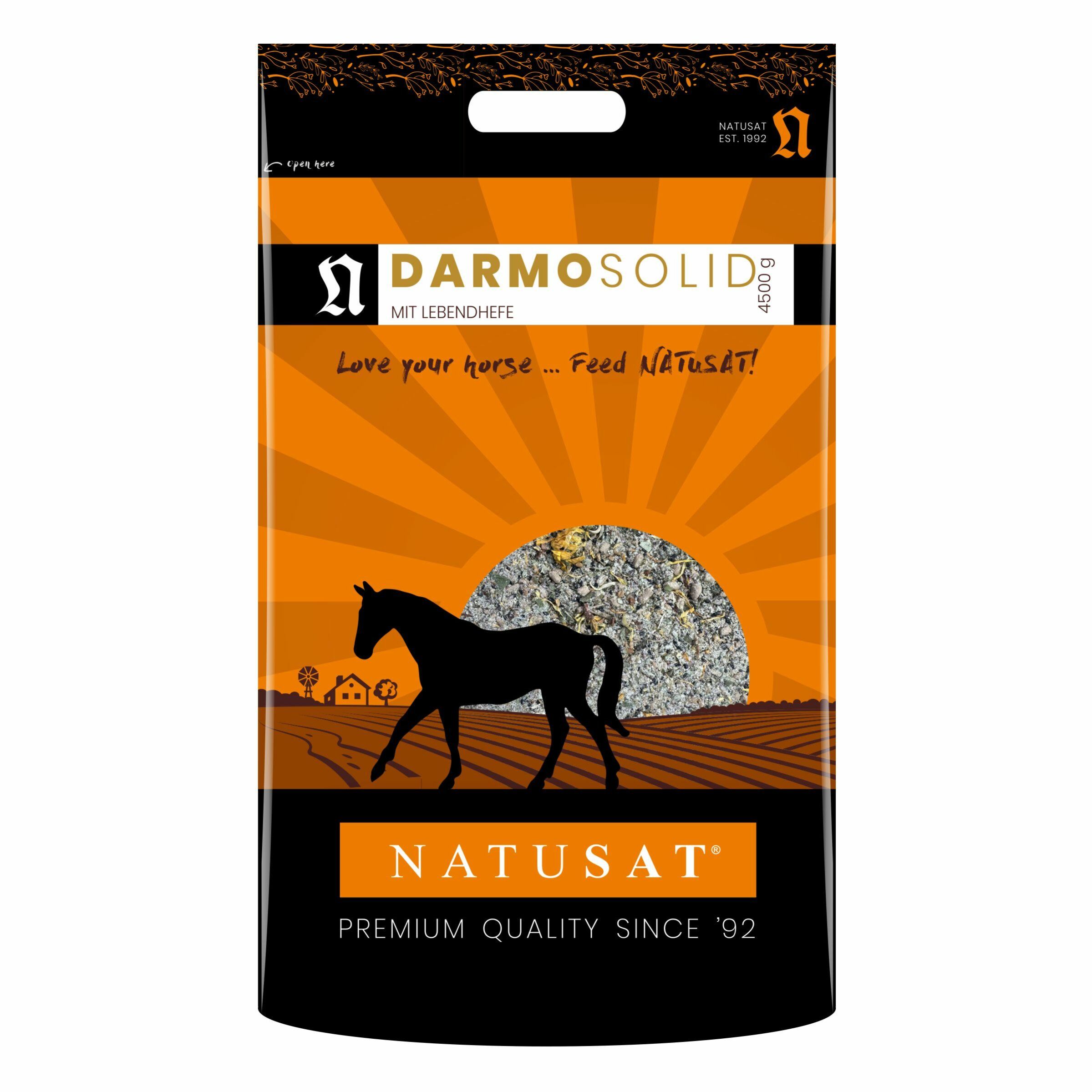 Verpackung von Natusat DarmoSolid. Orangefarbener Hintergrund mit Sonnenmotiv und Pferdesilhouette. Text: DarmoSolid, Natusat, Premium Quality.