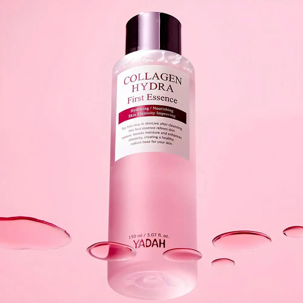 Flasche mit YADAH Collagen Hydra First Essence, 150 ml. Klare Flüssigkeit mit rosa Tönung.
