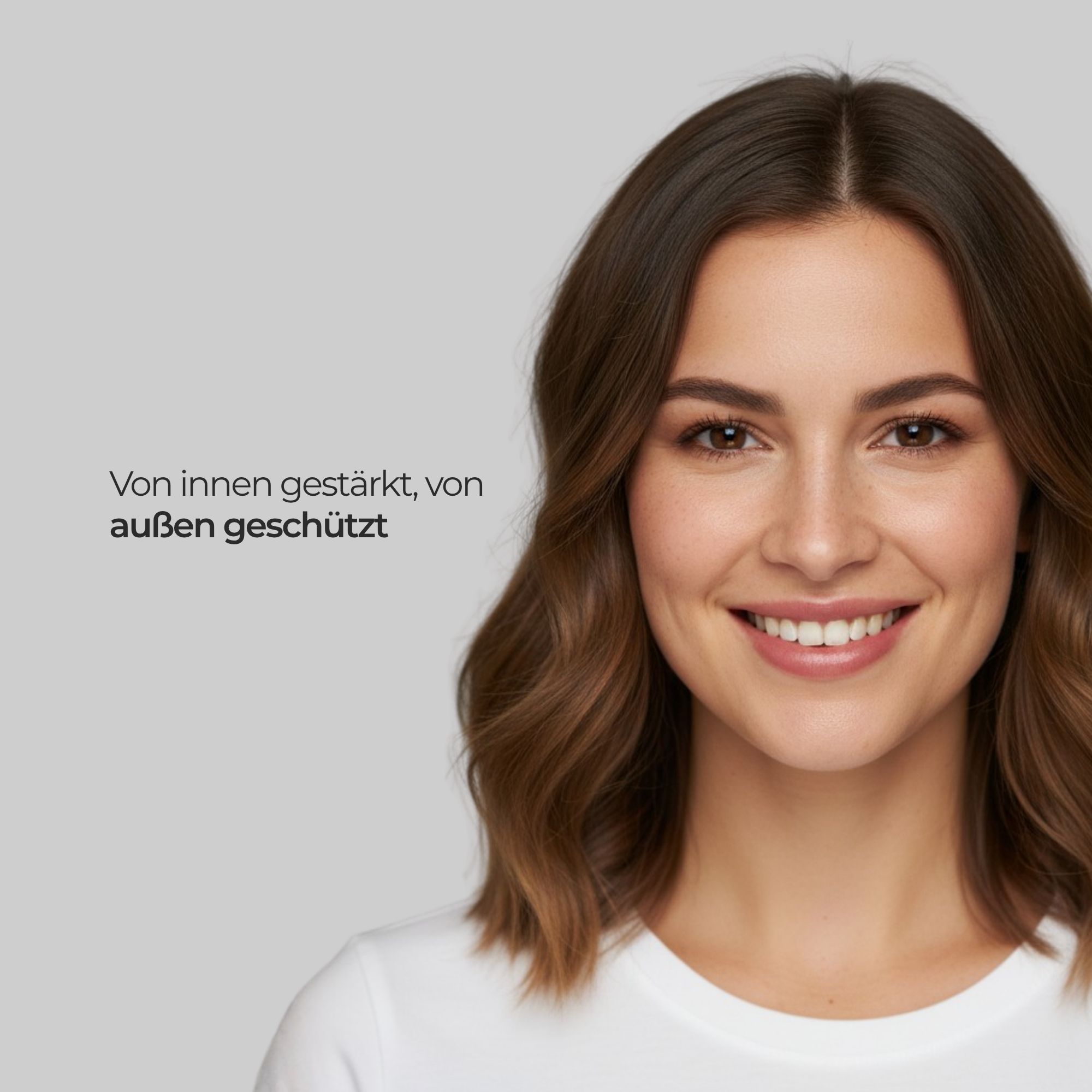 Porträt einer lächelnden Frau mit braunen Haaren. Text: Von innen gestärkt, von außen geschützt.