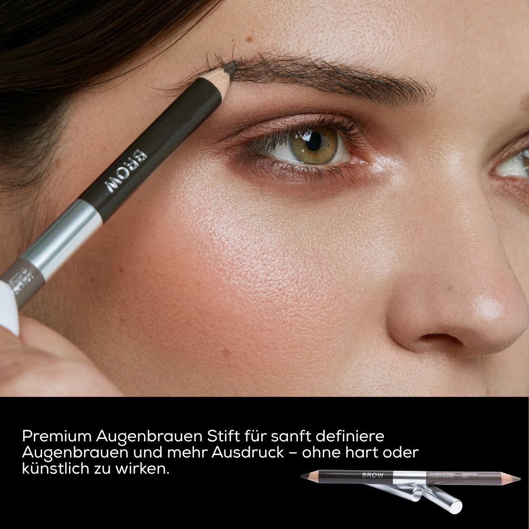 Nahaufnahme einer Frau, die mit einem Augenbrauenstift ihre Augenbraue nachzeichnet. Der Stift trägt die Aufschrift "BROW".