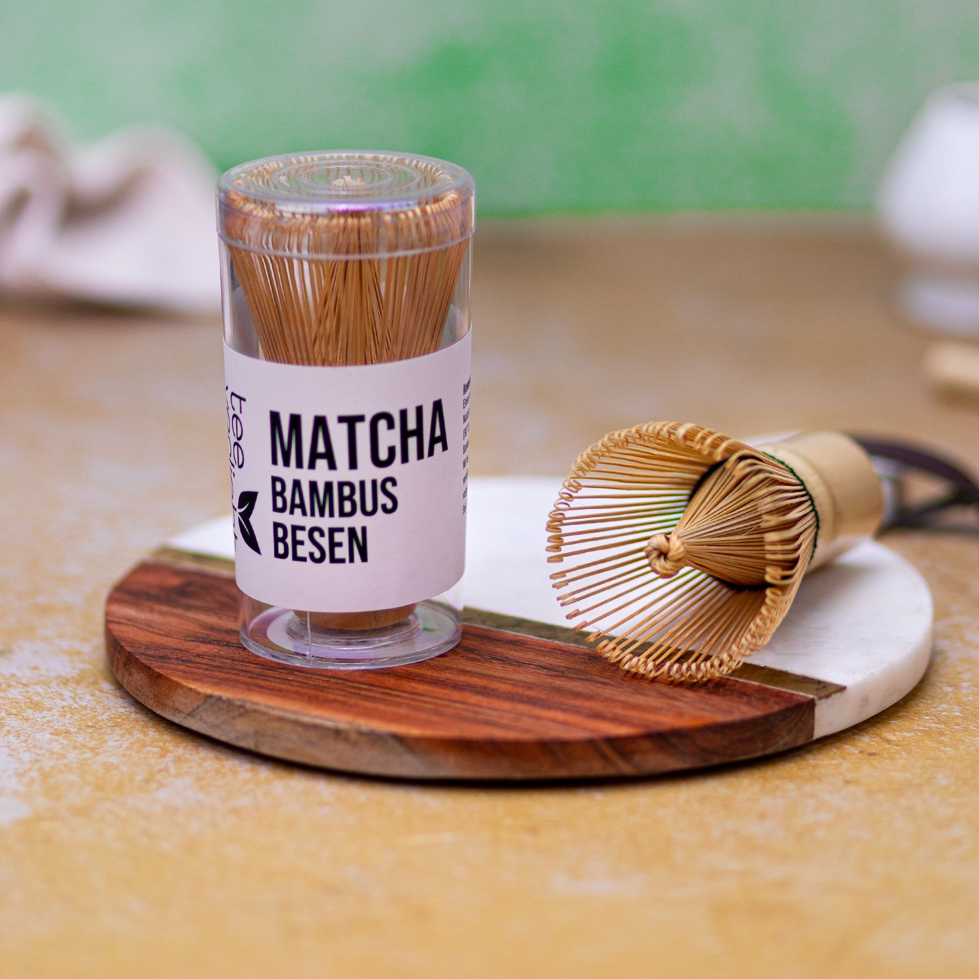 Matcha Bambusbesen in Verpackung und daneben. Aufschrift: "Matcha Bambus Besen".