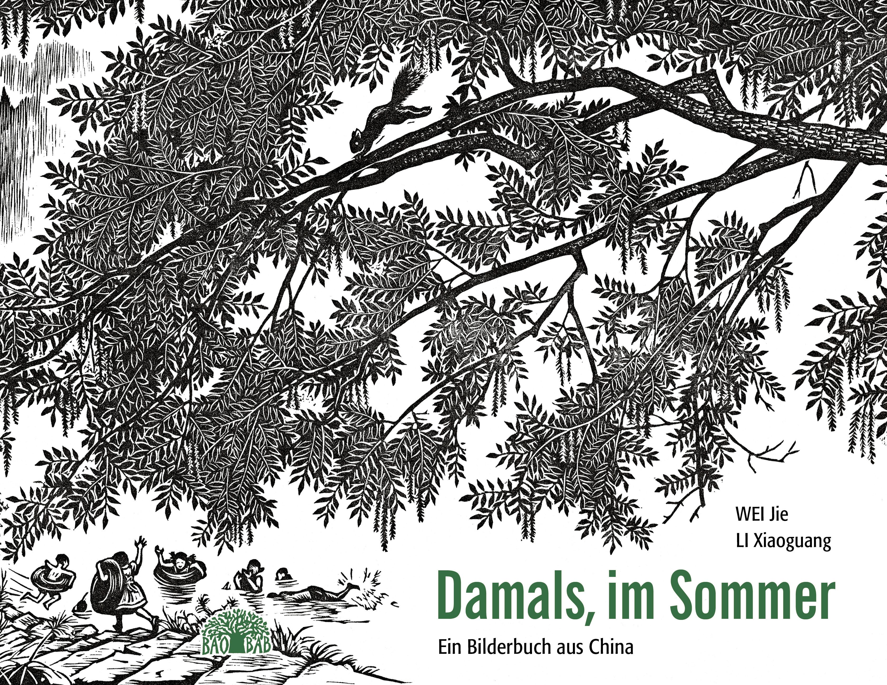 Buchcover mit Baumzweigen und Figuren. Titel: Damals, im Sommer. Autoren: Wei Jie, Li Xiaoguang. Ein Bilderbuch aus China.