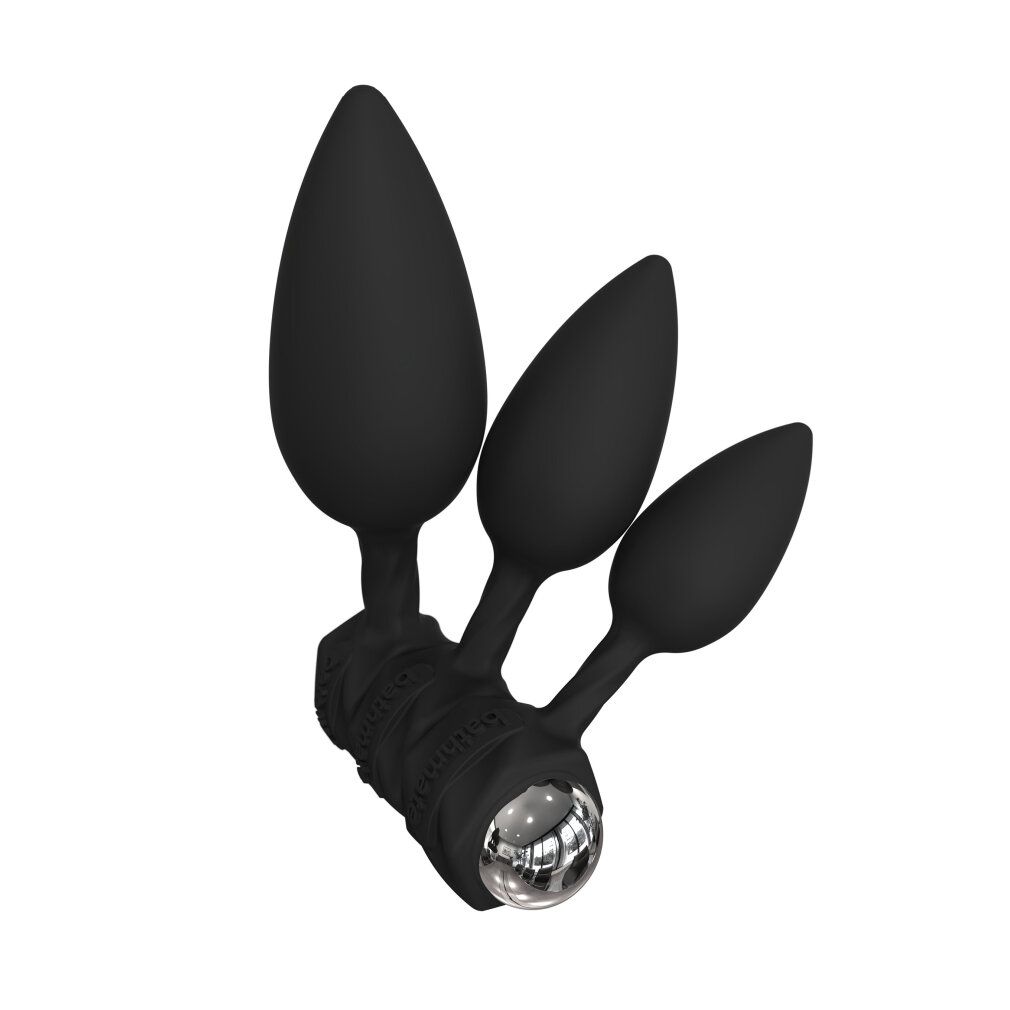 Drei schwarze Analplugs mit Vibrator. Zylindrischer Vibrator-Körper. Auf weißem Hintergrund.