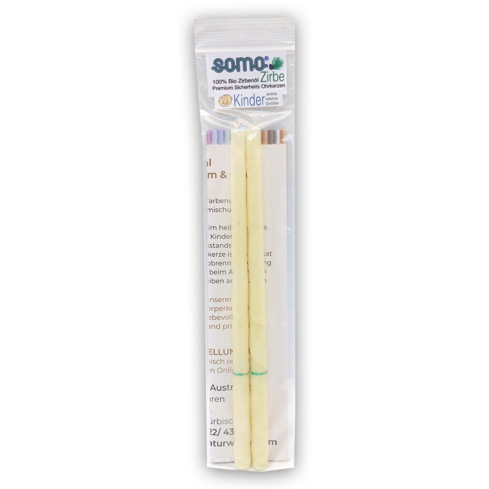 Verpackung mit zwei elfenbeinfarbenen Ohrkerzen. Aufschrift: somo, Zirbe, Kinder. Grüne Gummibänder fixieren die Kerzen.