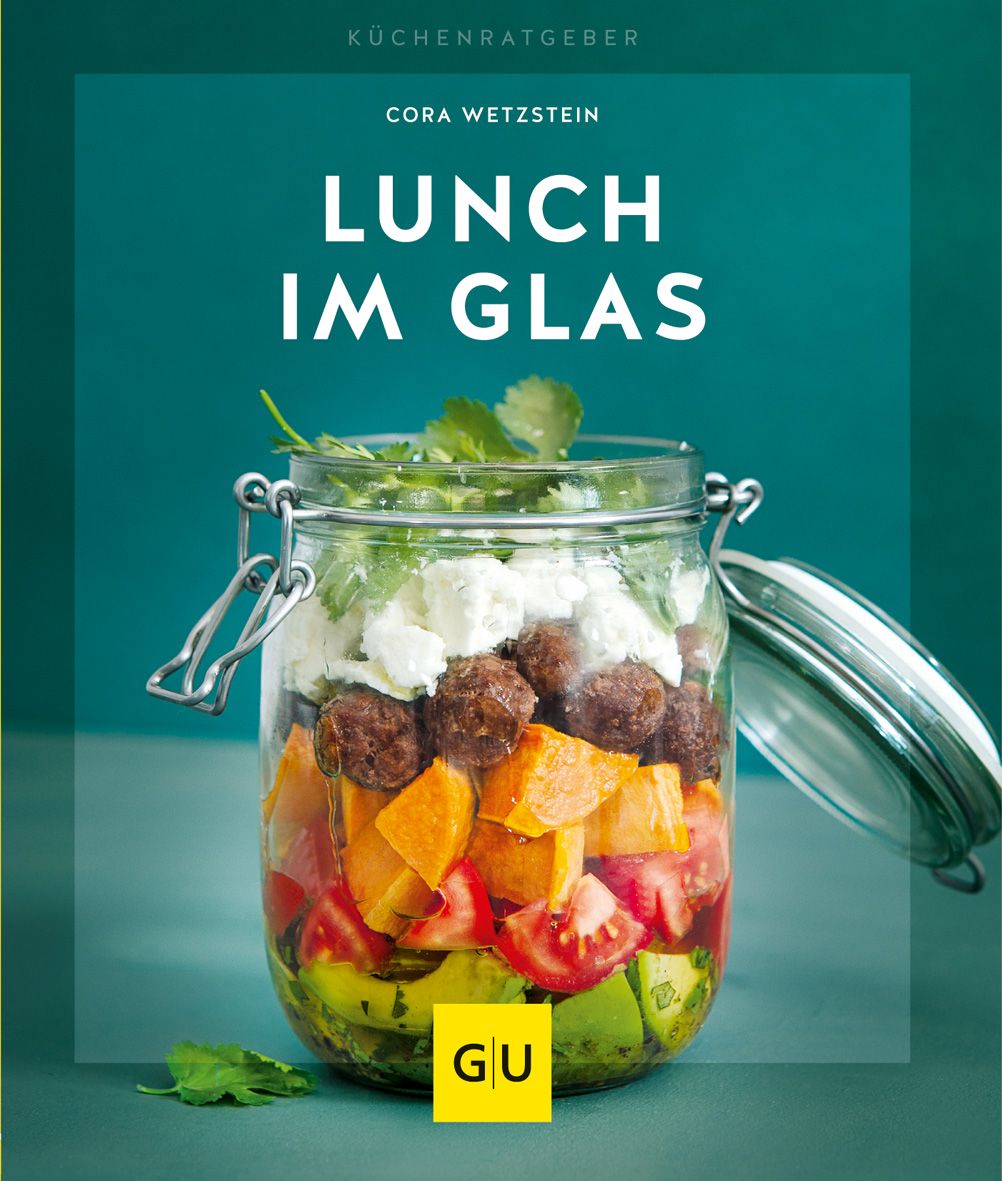 Buchcover mit Glas mit Salat. Titel: LUNCH IM GLAS. Autor: Cora Wetzstein. Verlag: GU. Grüner Hintergrund.