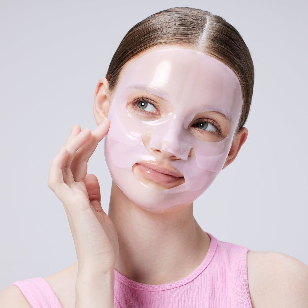 Frau mit aufgetragener Peptide Collagen Lifting Glow Hydrogel Mask.