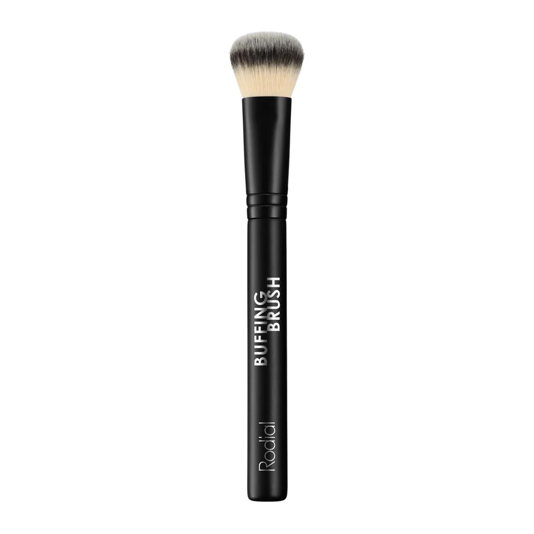 Rodial Buffing Brush mit schwarzem Griff und dichtem, zweifarbigem Bürstenkopf.