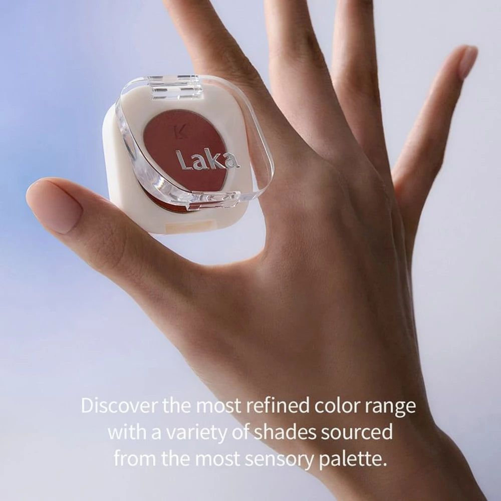 Kompakter, quadratischer Lidschattenbehälter in Weiß mit transparenter Abdeckung. Die Marke 'Laka' ist sichtbar.