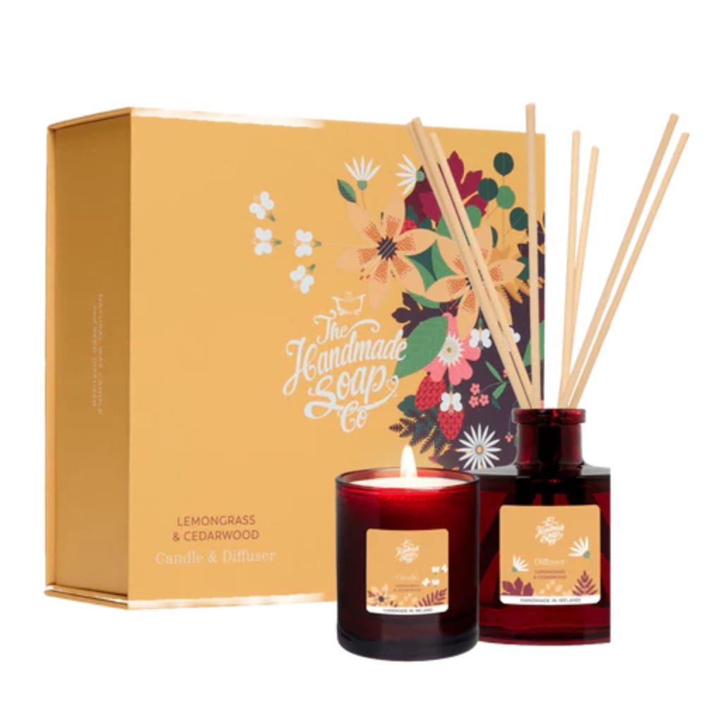 Geschenkset mit Kerze, Diffusor und Box. Kerze und Diffusor in Rotbraun. Box mit floralem Design und Logo.
