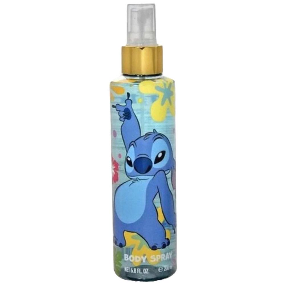 Körperspray-Flasche mit Stitch-Illustration. Hellblauer Hintergrund mit Blumenmuster. Goldfarbener Sprühkopf. Aufschrift: Body Spray.