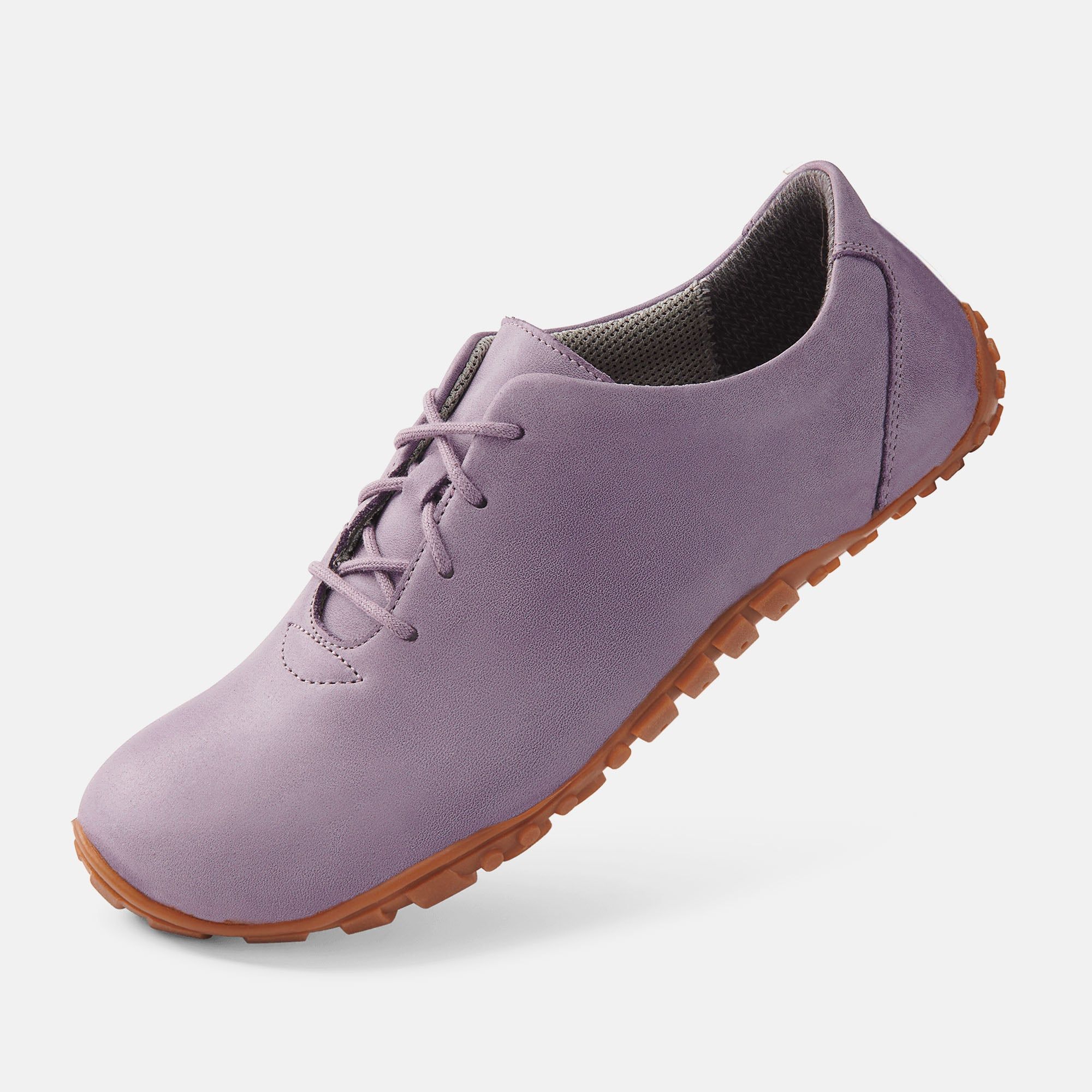 Lilafarbener Schnürschuh mit brauner Sohle. Breiter Schnitt. Schnürsenkel. Hellgrauer Hintergrund.