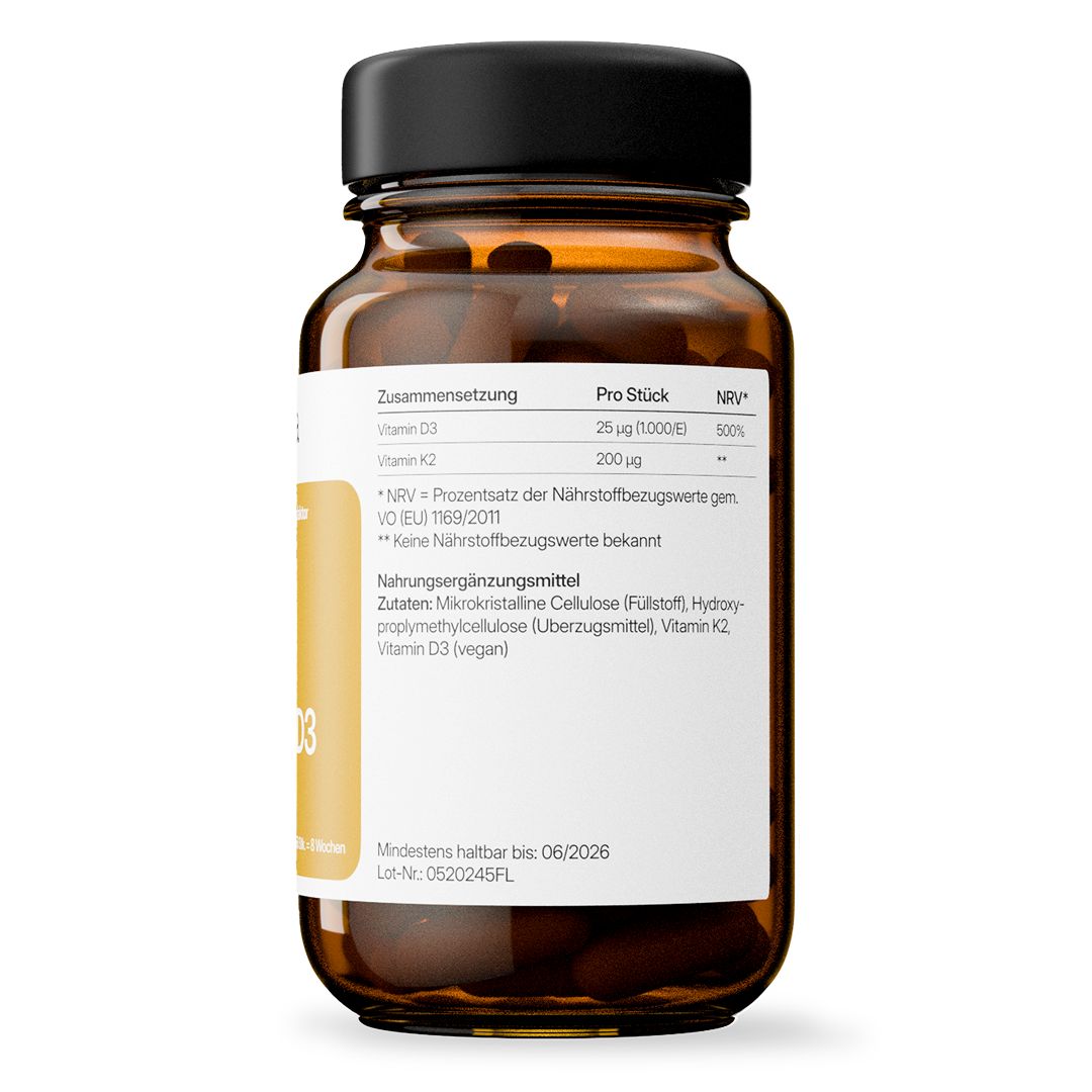 Rückseite der braunen Glasflasche. Etikett mit Nährwertangaben: Vitamin D3, Vitamin K2. Mindesthaltbarkeit bis 06/2026.