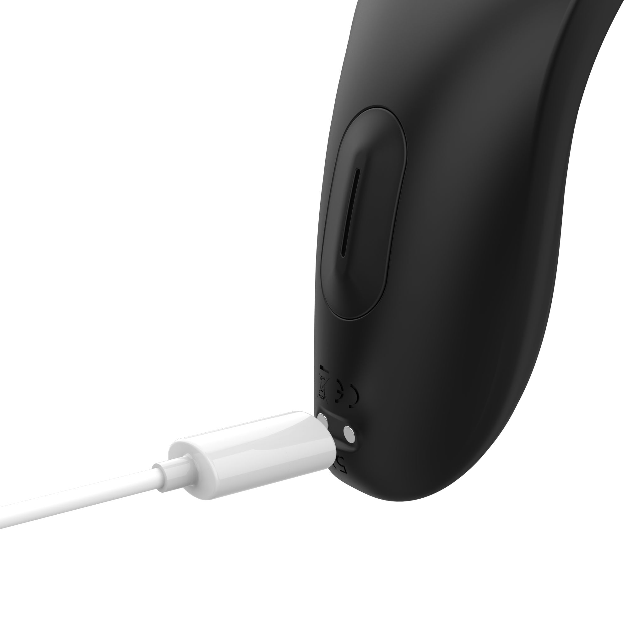 Nahaufnahme eines schwarzen Penisrings mit einem Ladeanschluss. Weißes Ladekabel eingesteckt.