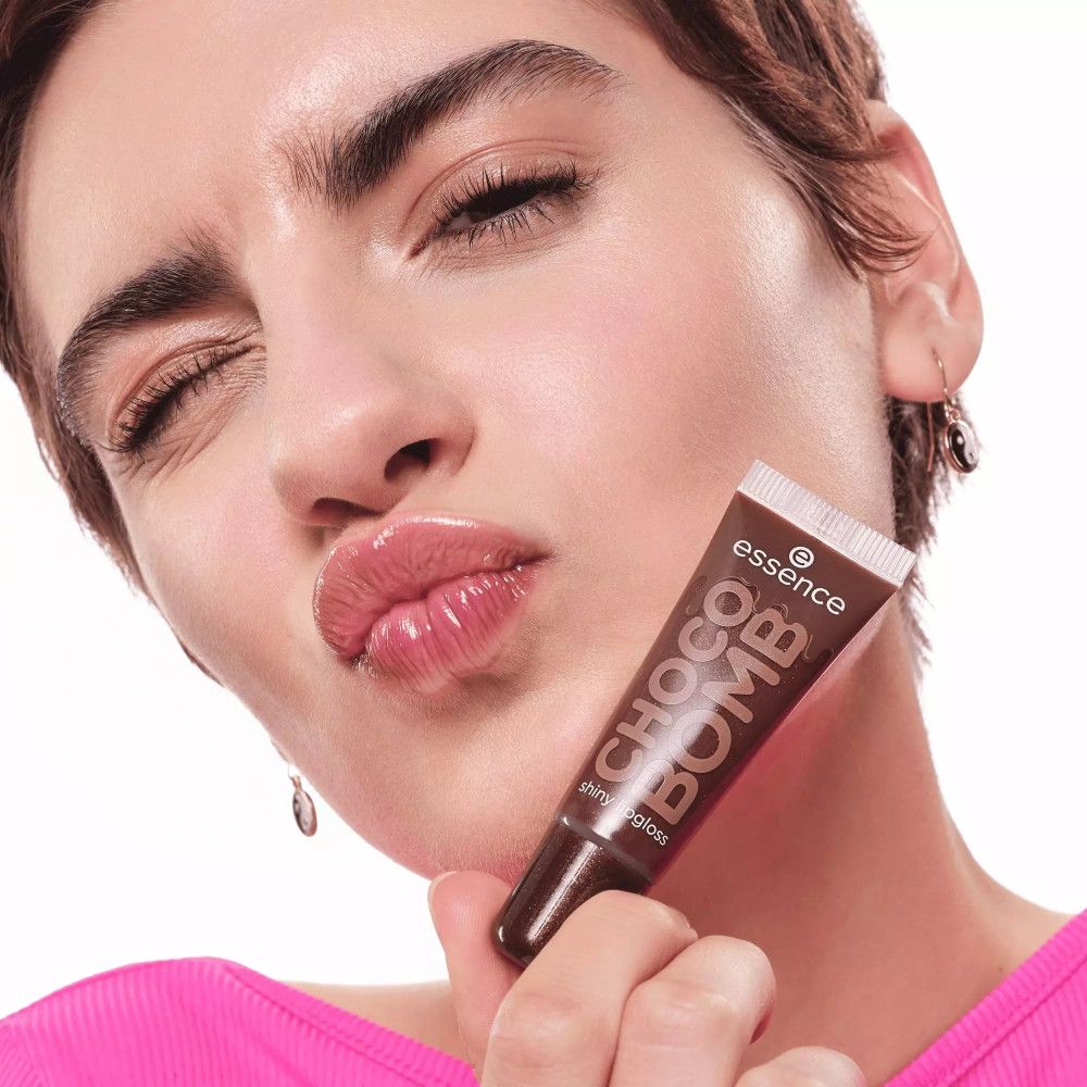 Essence Choco Bomb Shiny Gloss in brauner Tube mit Applikator.