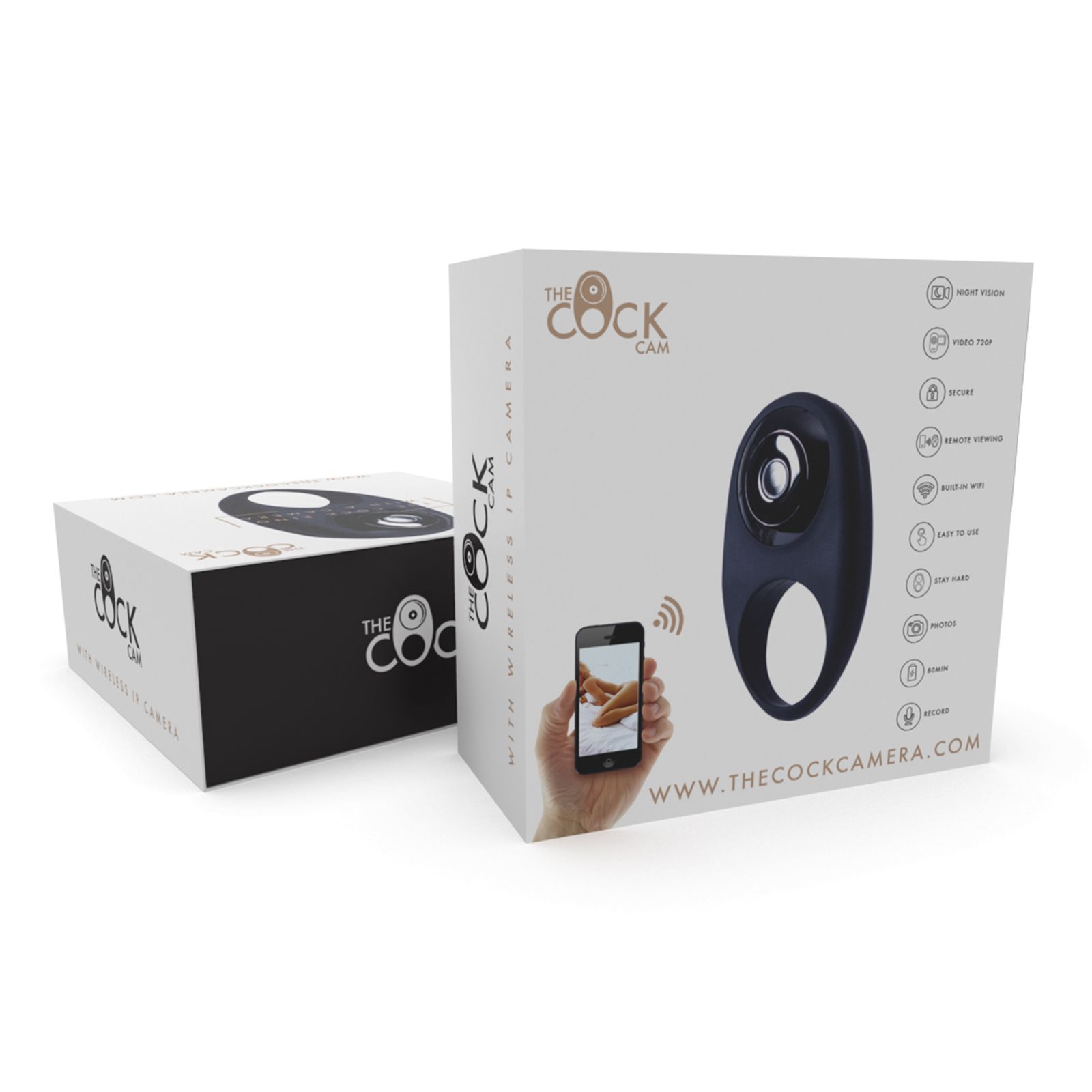 Zwei Produktverpackungen. Weiße Kartons mit Produktabbildung und Text. Aufschrift: THE COCK CAM. Smartphone-Abbildung.
