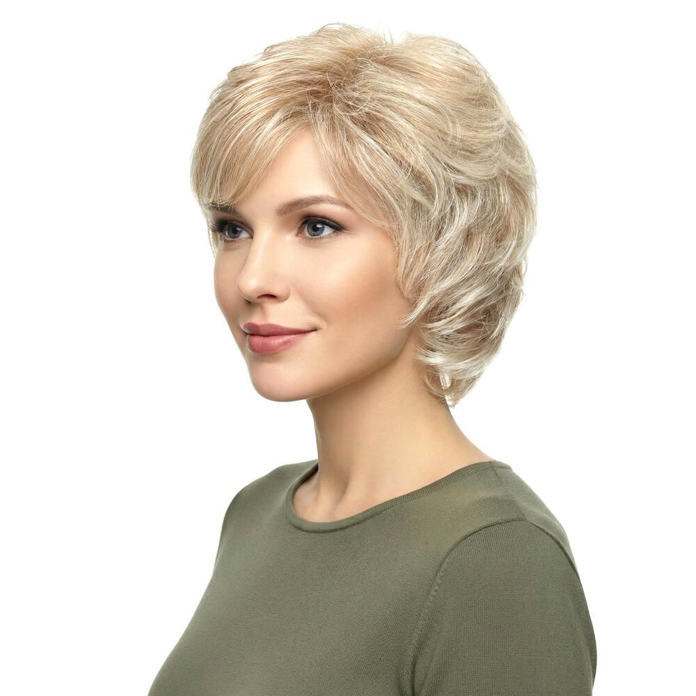 Blond gefärbte Perücke mit kurzem, gewelltem Haar. Seitenansicht einer Frau, die ein olivgrünes Oberteil trägt.