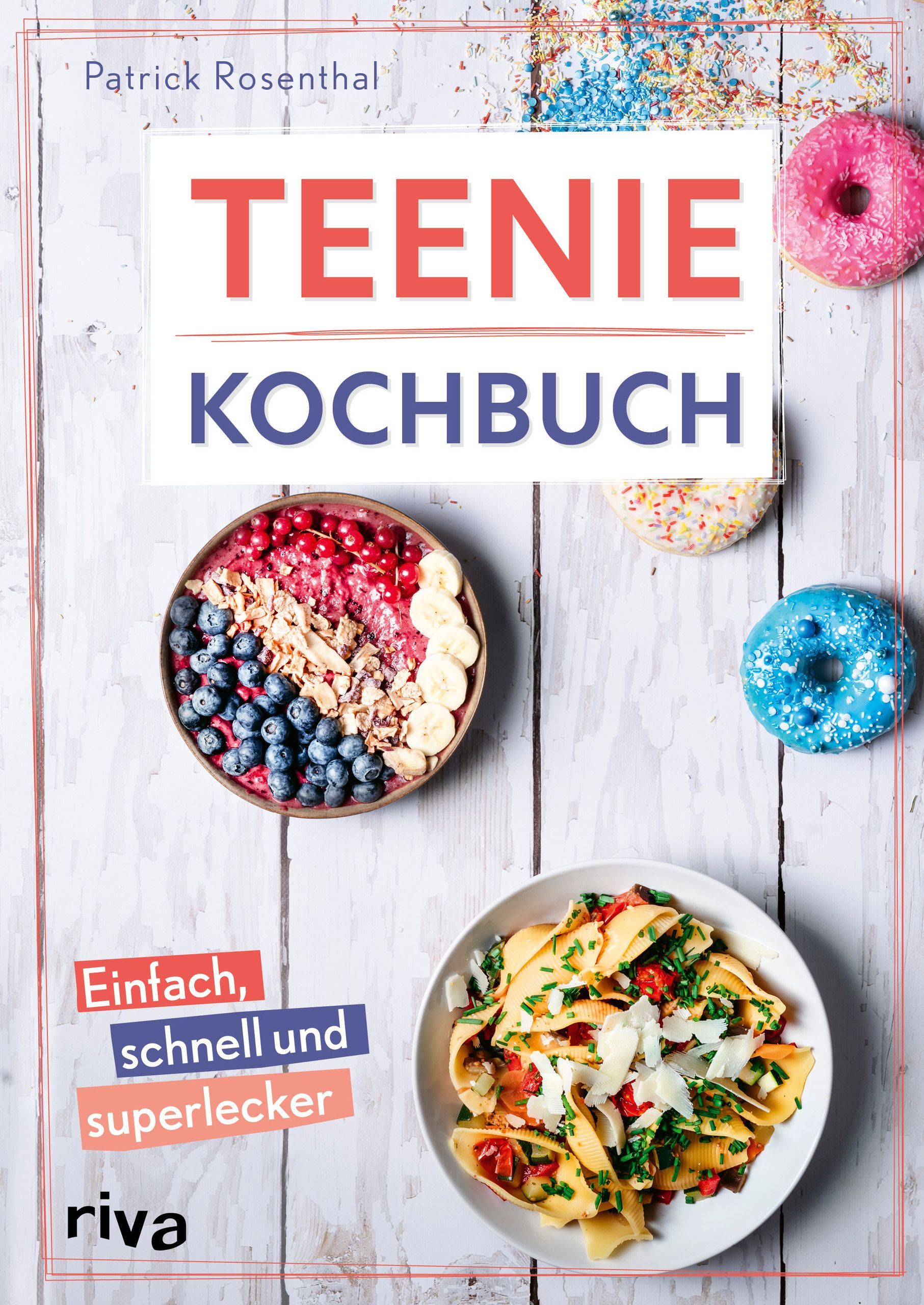 Kochbuch "Teenie-Kochbuch" mit Titel und Autor. Auf weißem Holzgrund: Schüssel mit Beeren, Banane, Müsli, Pasta, Donuts.