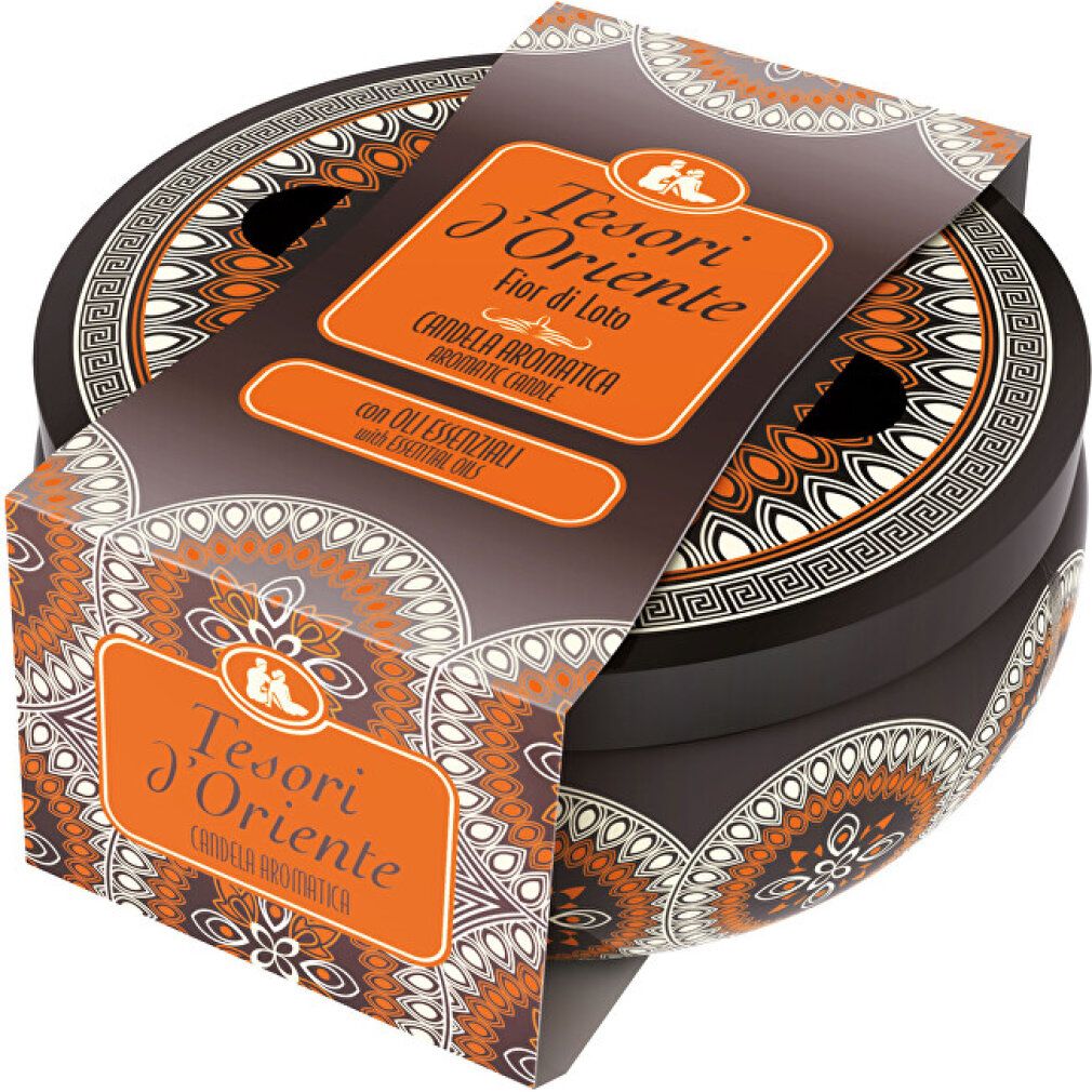 Runde, schwarze Kerze mit Verpackung. Orangefarbene Etiketten mit Text: Tesori d'Oriente, Fior di Loto, Candela Aromatica.