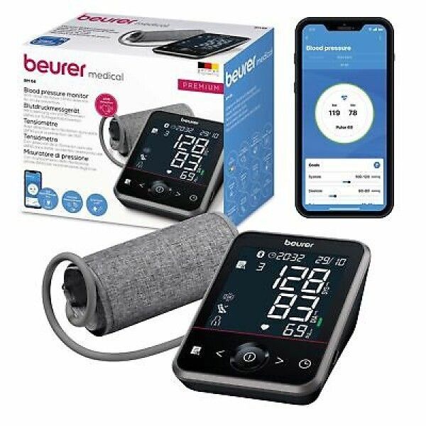 Blutdruckmessgerät mit Manschette und Display. Verpackung mit Produktname und Logo. Smartphone mit App-Anzeige.