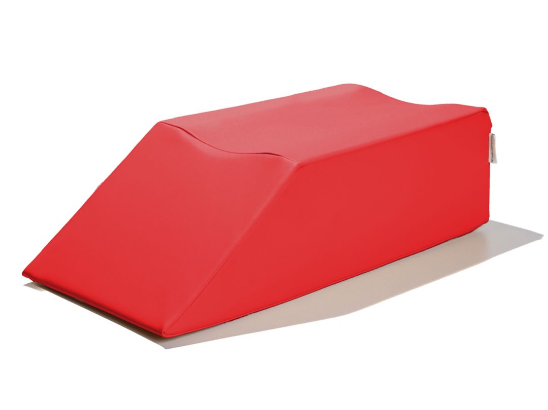 Roter Lagerungskeil mit Beinmulde. Schräge Form mit Aussparung. Weißes Etikett. Auf weißem Untergrund.