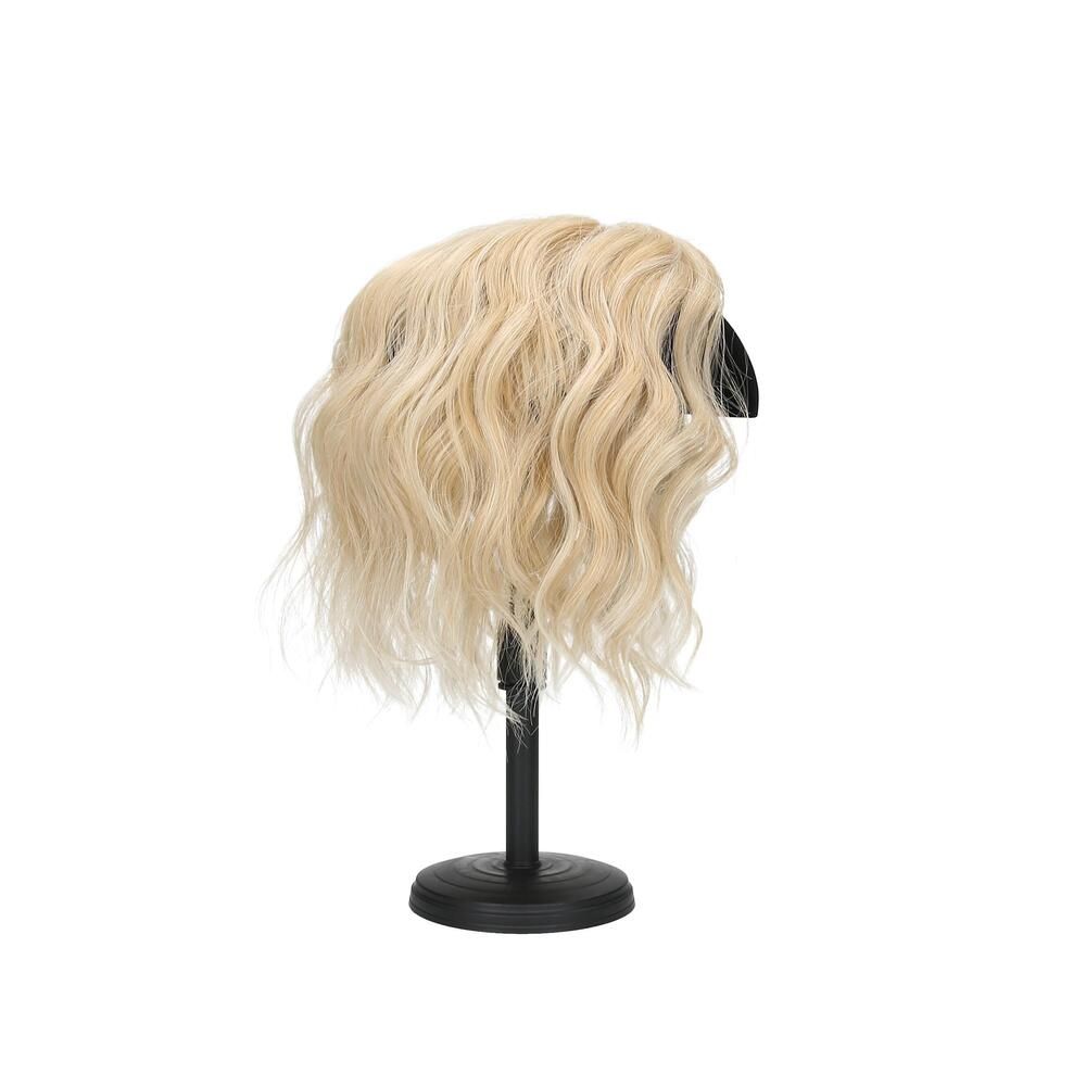 Blond gewelltes Haarteil auf schwarzem Kopf auf schwarzem Ständer. Ansicht von vorne.
