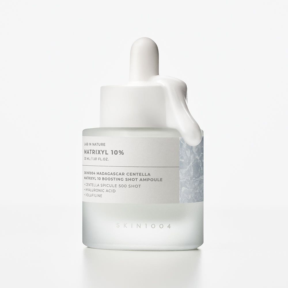 Ampulle mit Pipette, aus der ein weißes Serum tropft.