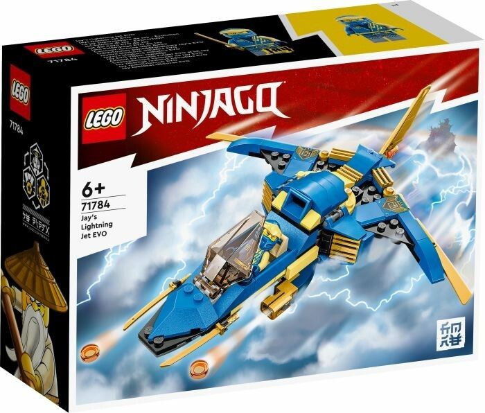 Blau-gelbes Spielzeugflugzeug. LEGO Ninjago 71784 Jays Donner-Jet EVO. Auf der Verpackung: Logo, Altersempfehlung 6+.