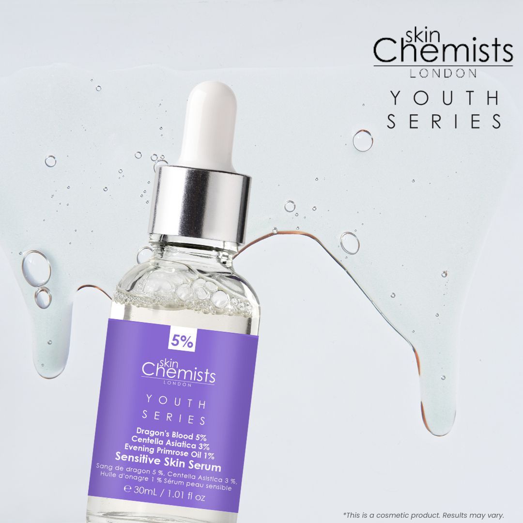 SkinChemists Serumflasche. Glasflasche mit Pipette. Lila Etikett mit Text: Youth Series, Dragon's Blood 5%, Sensitive Skin Serum. Flüssigkeit.