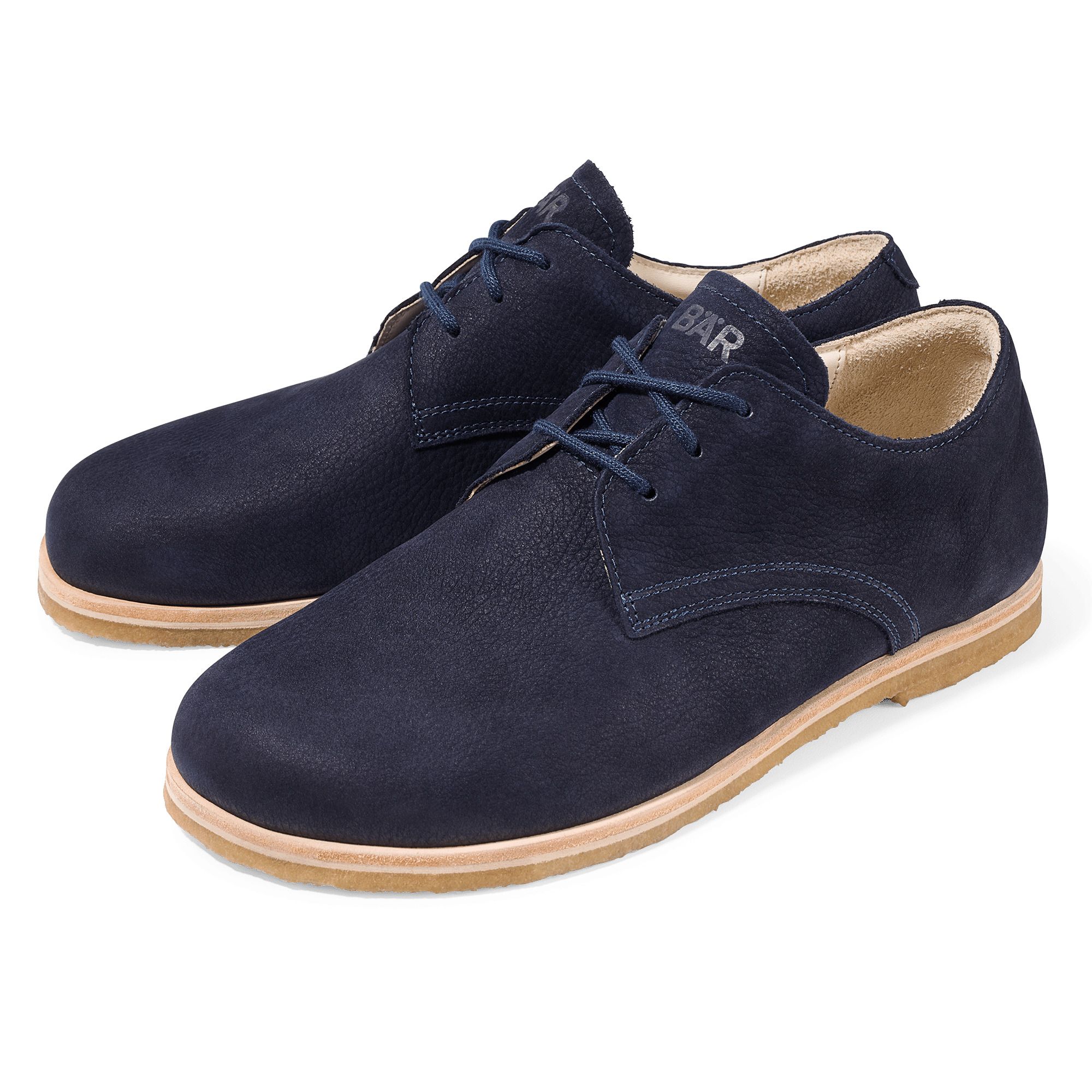 Zwei blaue Lederschnürschuhe mit hellbrauner Sohle. Auf der Zunge ist das Wort BÄR zu sehen.
