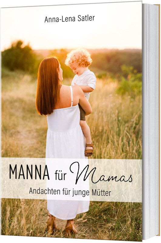 Buchcover mit Titel "MANNA für Mamas". Frau hält Kind. Autorin: Anna-Lena Satler. Hintergrund: Feld bei Sonnenuntergang.