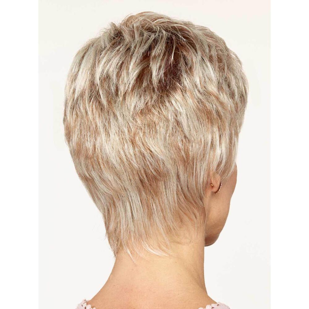 Kurzhaarperücke in Blondtönen. Rückansicht. Rosa Oberteil. Heller Hintergrund.