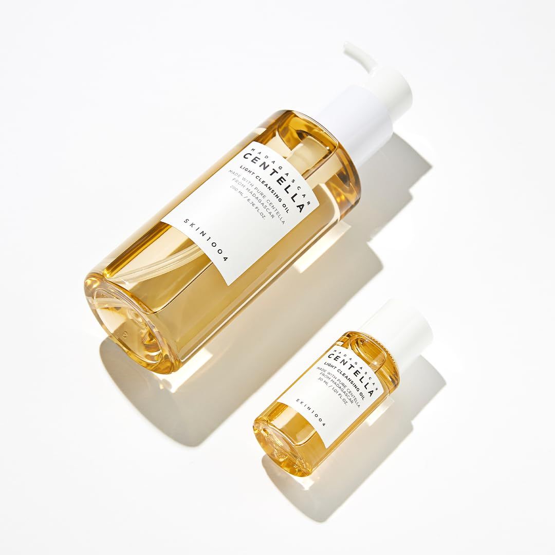 Zwei Flaschen SKIN1004 Centella Light Cleansing Oil, eine große und eine kleine.