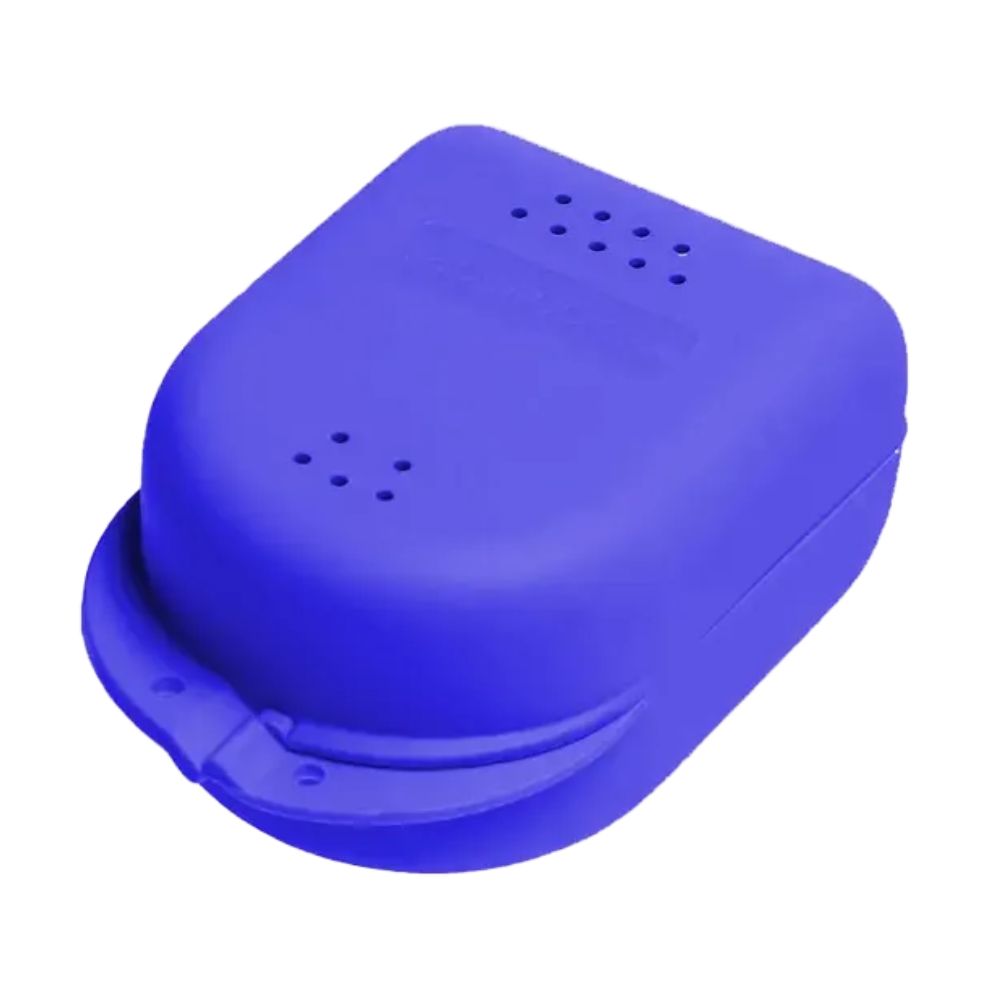 Blaue Zahnspangenbox mit Belüftungslöchern und Griff. Rechteckige Form mit abgerundeten Ecken. Kunststoff.
