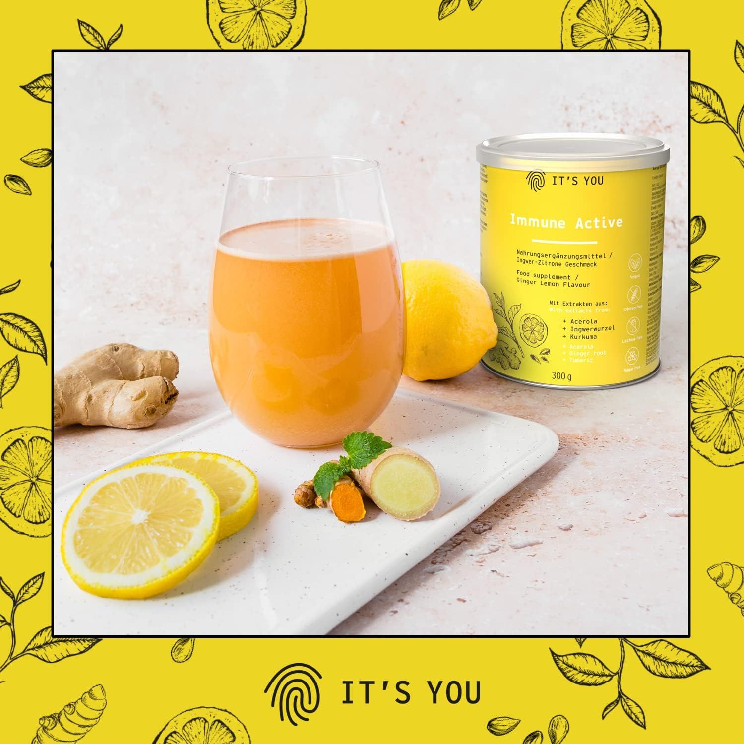 Glas mit gelbem Getränk, Zitrone, Ingwer und "Immune Active" Dose. Auf weißem Brett. "IT'S YOU" Logo.