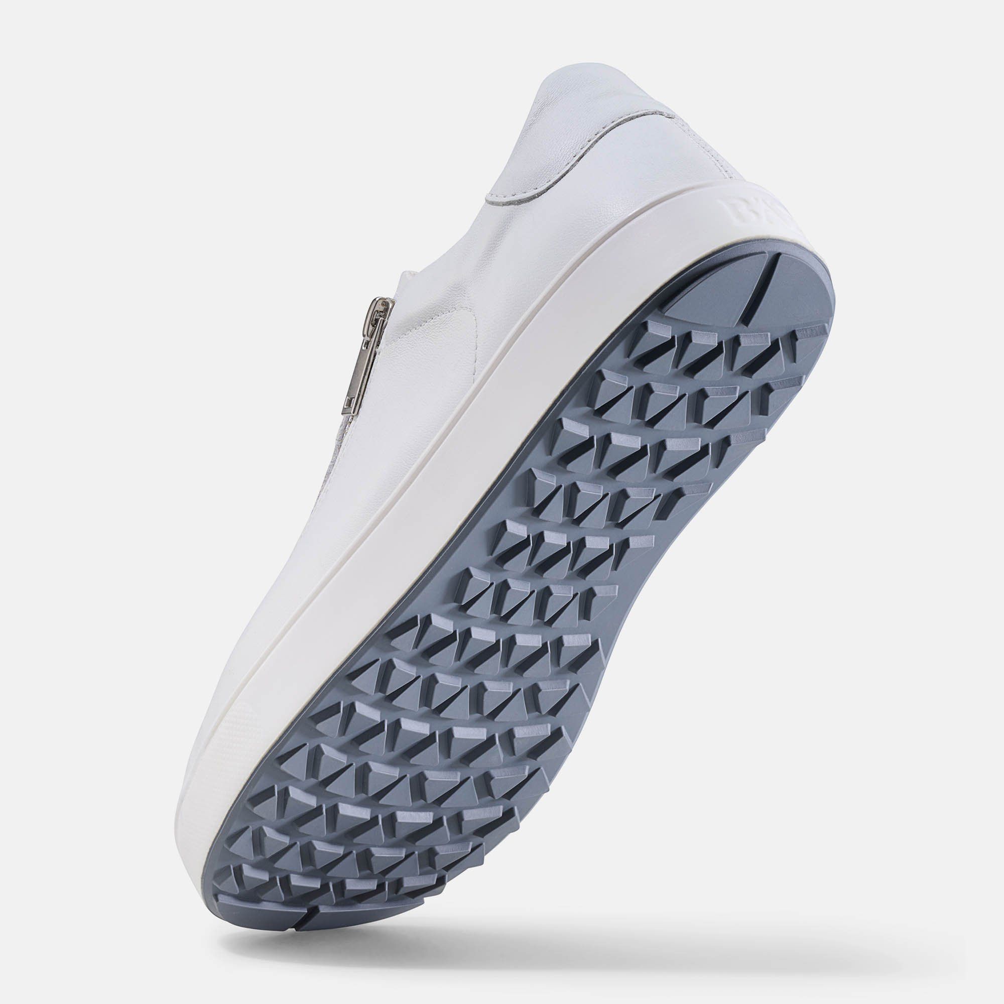 Ansicht der Schuhsohle. Graue Sohle mit Profil. Weißer Schuh, seitlicher Reißverschluss.