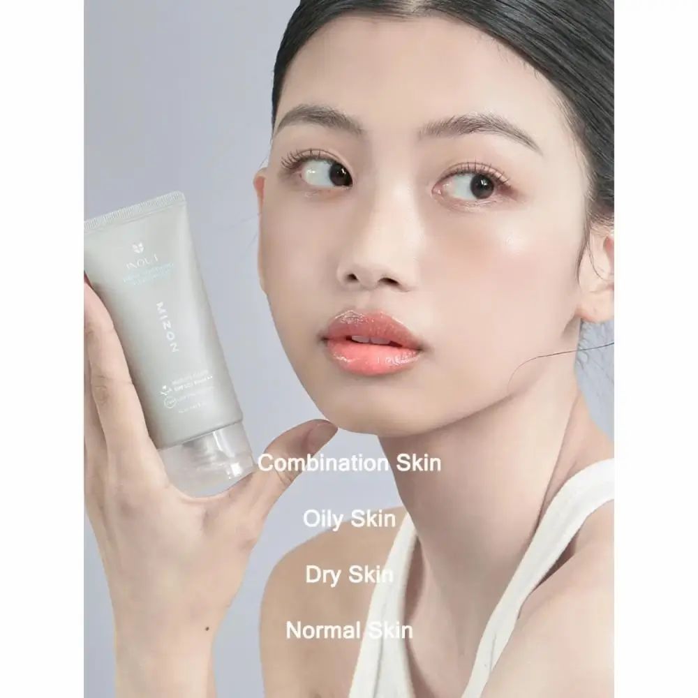 Junge Frau hält eine graue Tube. Text: Combination Skin, Oily Skin, Dry Skin, Normal Skin. Schriftzug: MIZON, INOUT.