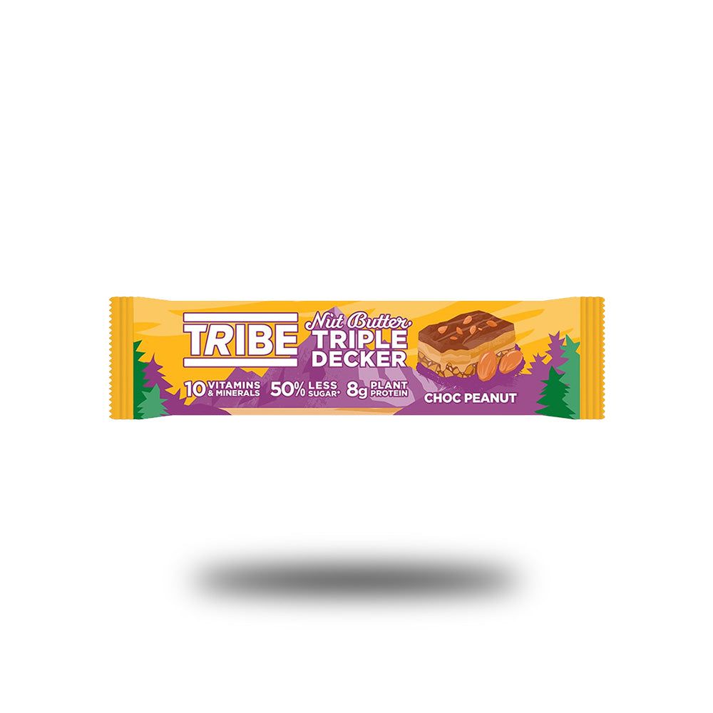 Verpackung eines Riegels mit der Aufschrift "TRIBE Triple Decker Choc Peanut". Enthält 10 Vitamine, 50% weniger Zucker und 8g Protein.