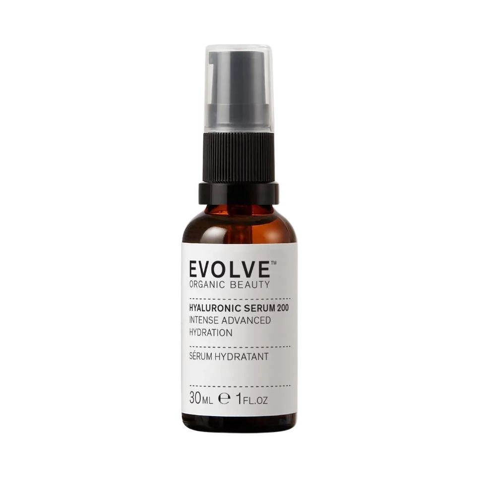 Braune Glasflasche mit schwarzem Sprühkopf. Aufkleber mit Text: EVOLVE, Hyaluronic Serum 200, Serum Hydratant. 30ml.