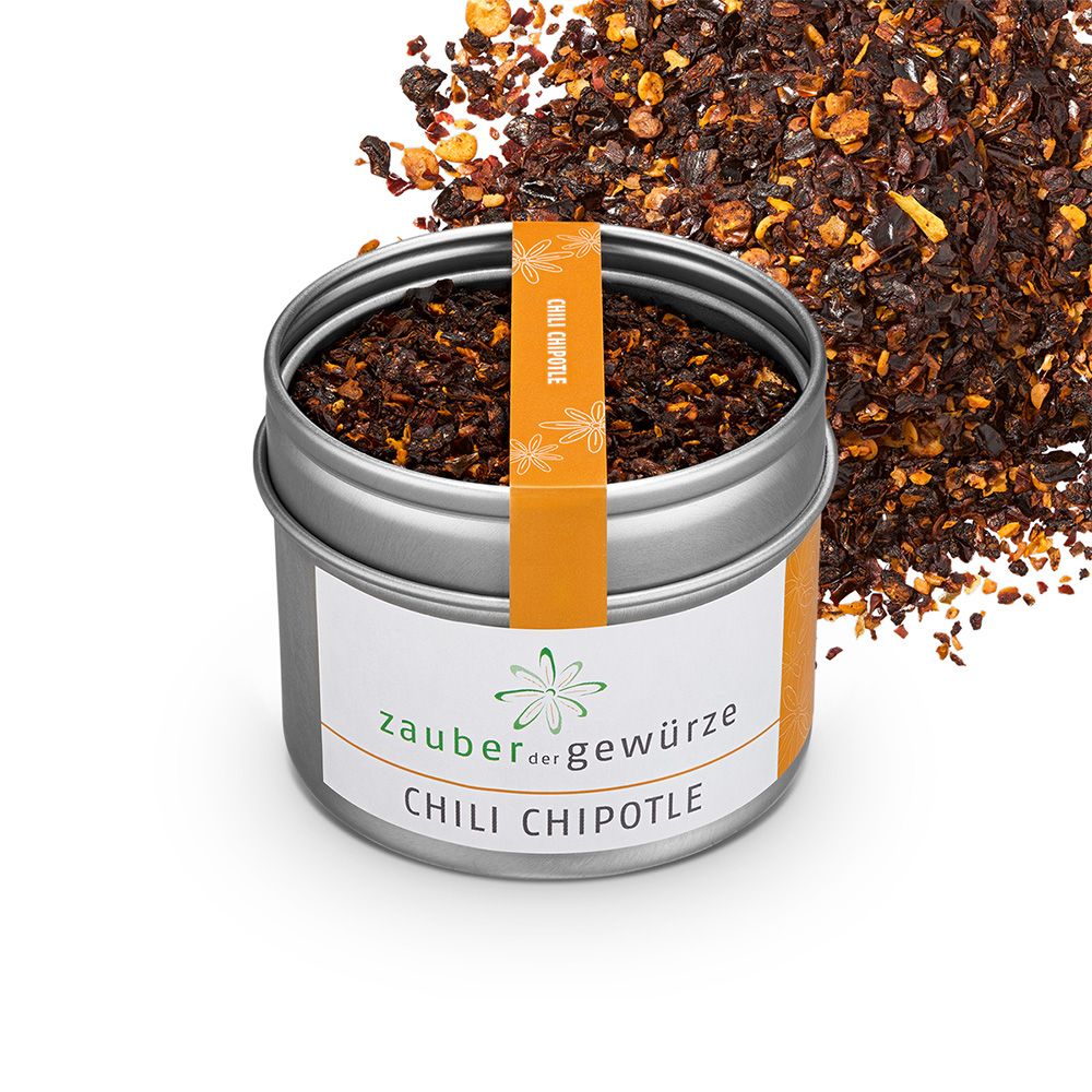 Metallbehälter mit Zauber der Gewürze Chili Chipotle. Orangefarbener Aufkleber mit Produktnamen. Chiliflocken daneben.