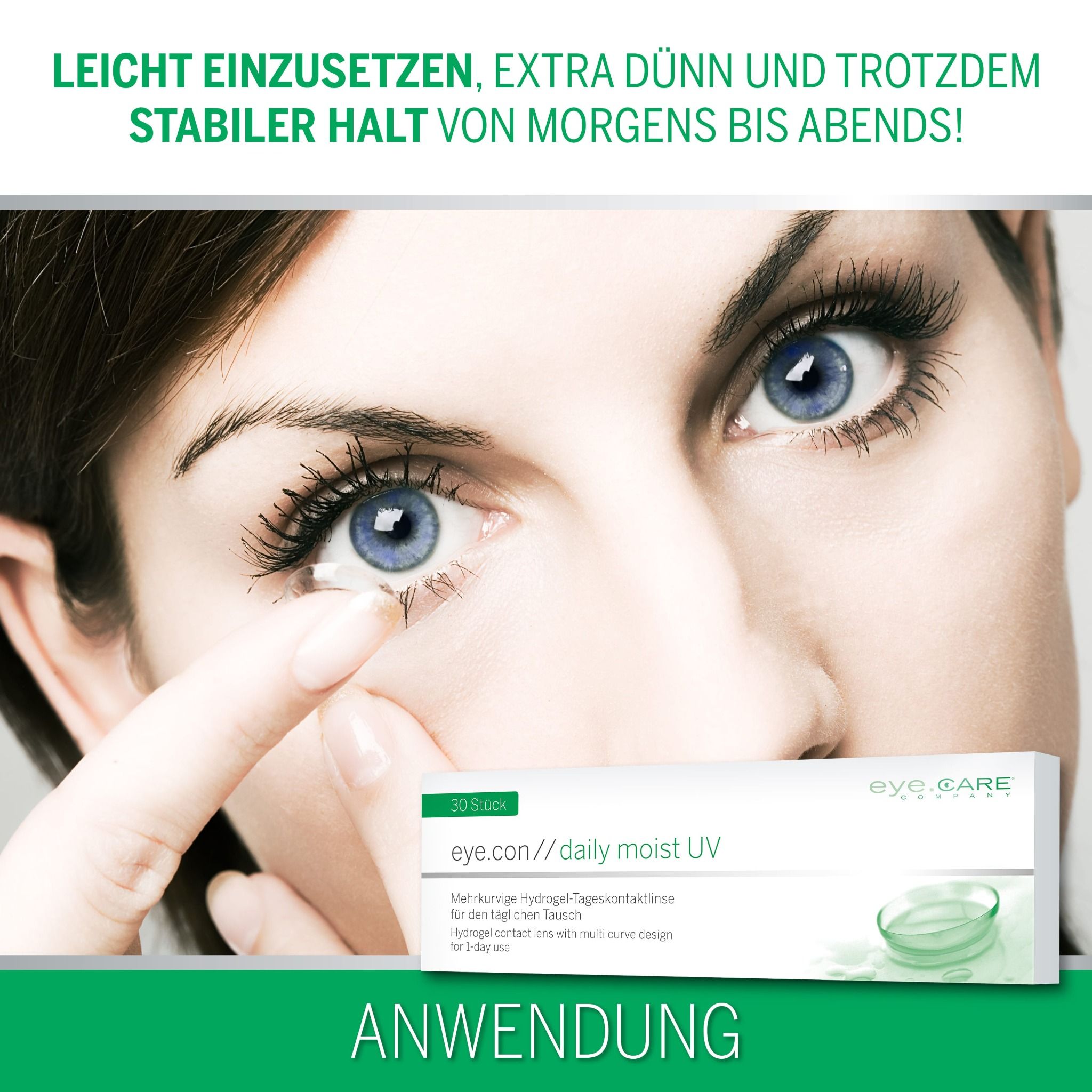 Nahaufnahme einer Frau, die eine Kontaktlinse einsetzt, mit der Verpackung von eye.con // daily moist UV.