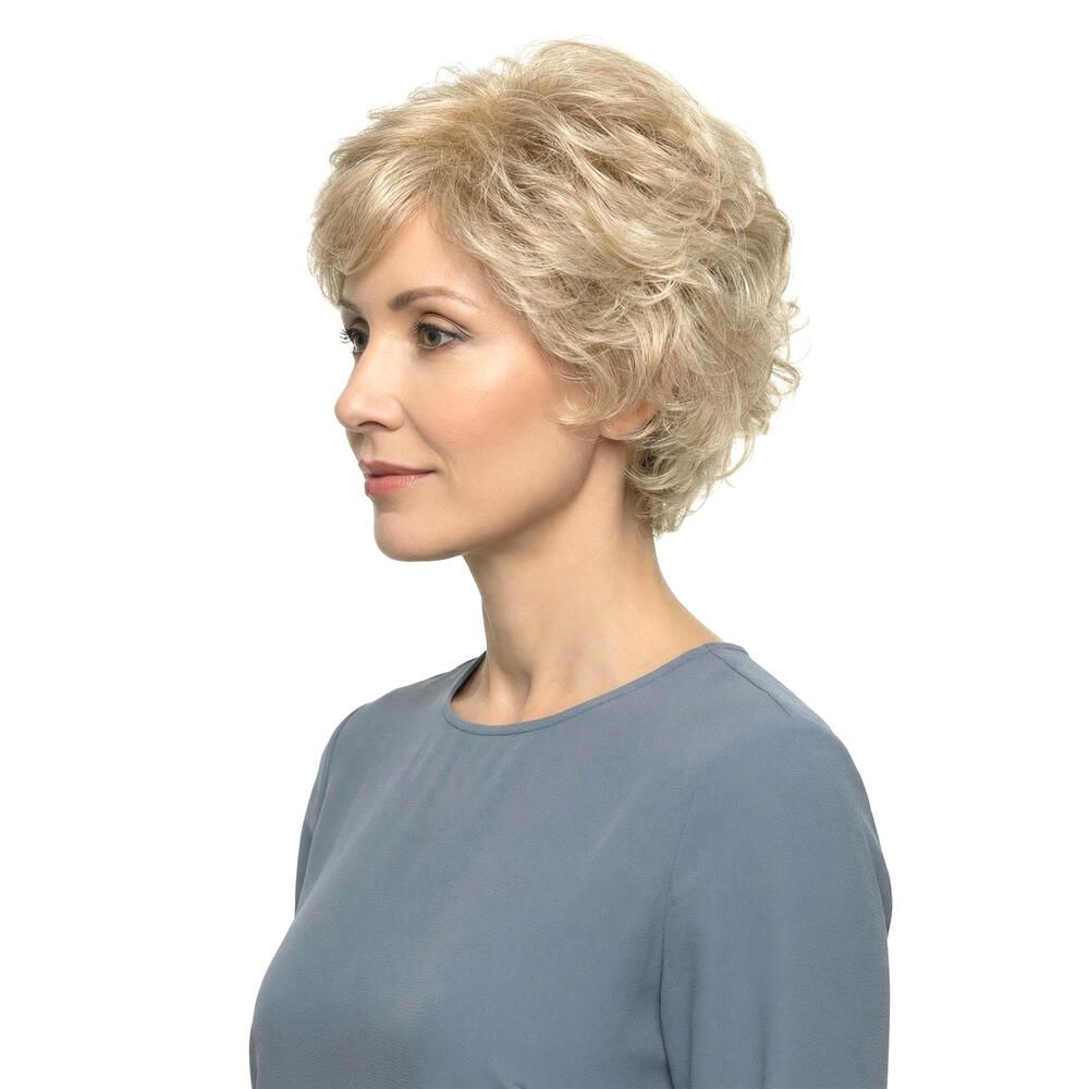 Blonde, gewellte Kurzhaarperücke. Frau mit blauem Oberteil, Seitenansicht.