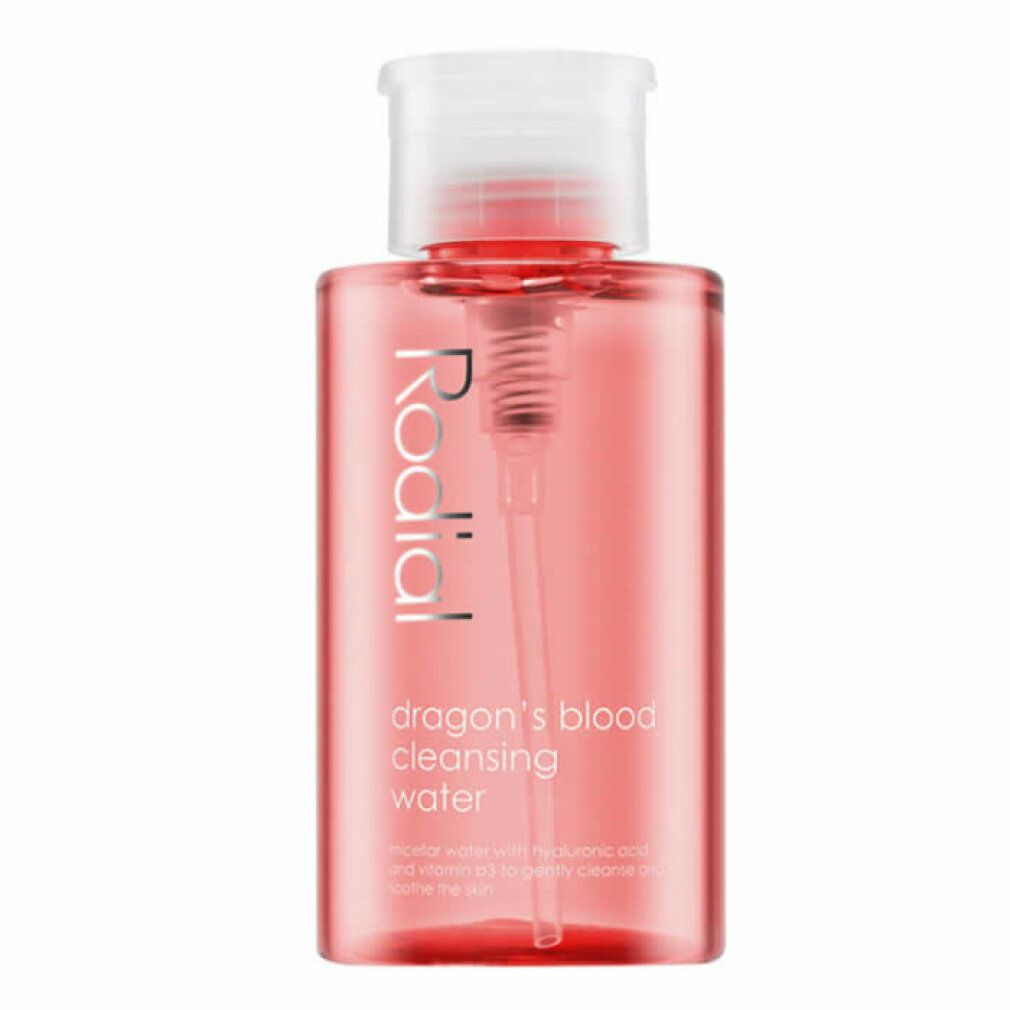 Rote, transparente Flasche mit weißem Deckel und Pumpe. Aufschrift "Rodial" und "dragon's blood cleansing water".
