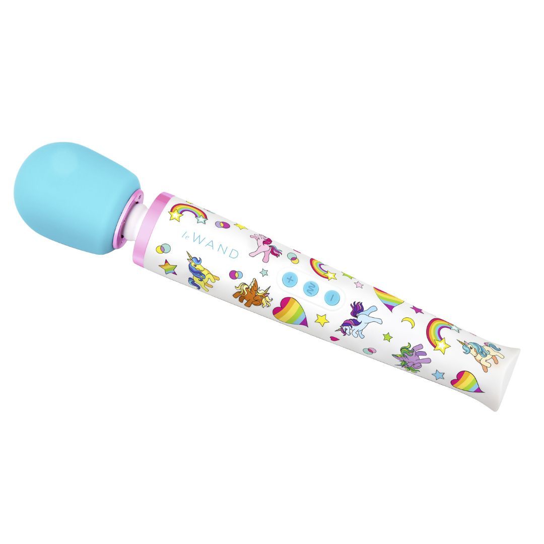 Blauer Massagekopf, weißer Griff mit Einhörnern und Regenbogen. Rosa Akzente. Produktname: le Wand Unicorn Wand.