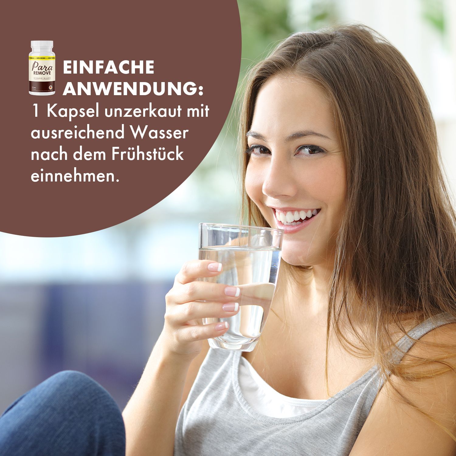 Frau trinkt Wasser. Aufschrift: "Einfache Anwendung: 1 Kapsel unzerkaut mit ausreichend Wasser nach dem Frühstück einnehmen."