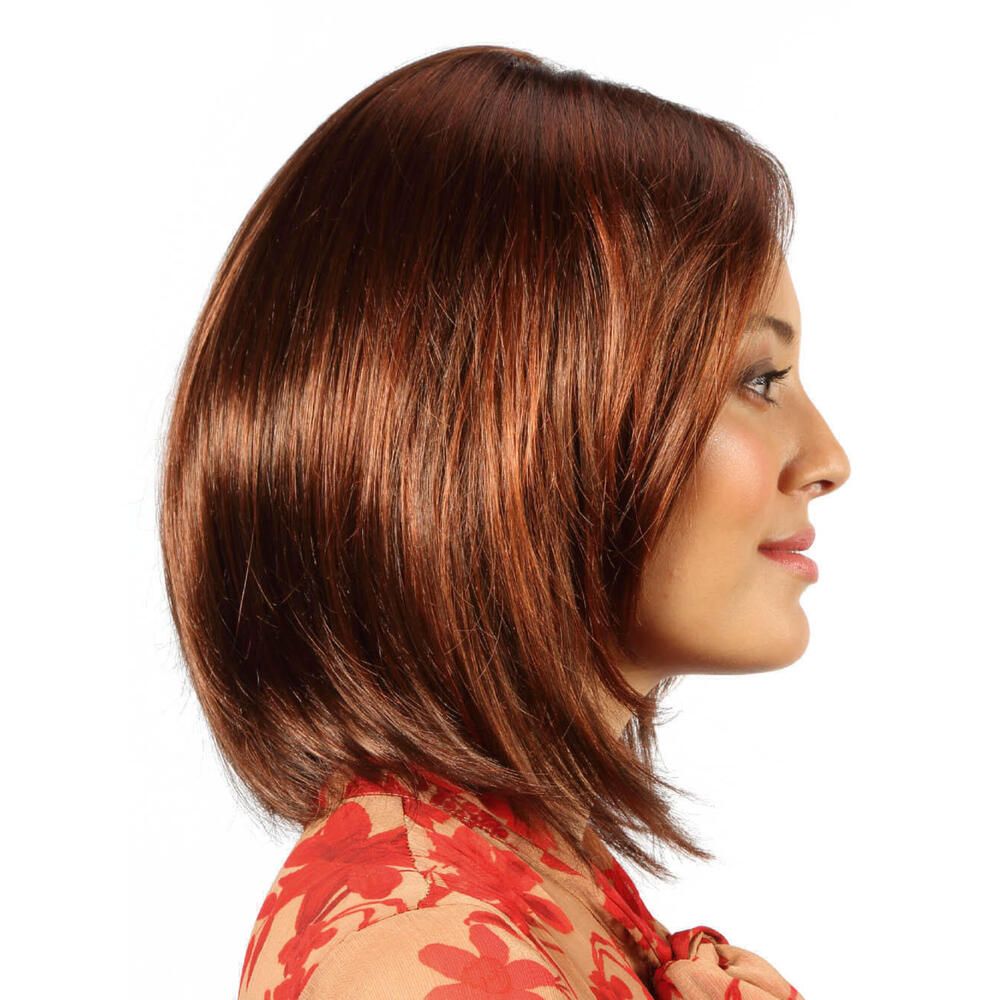 Perücke Megan von trendhair. Rotbraune, schulterlange Kunsthaarperücke mit Stufenschnitt. Seitenansicht einer Frau.