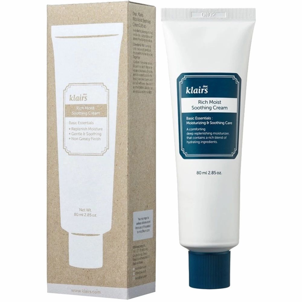Weiße Tube neben Produktverpackung. Produktname und Marke auf Tube und Verpackung.