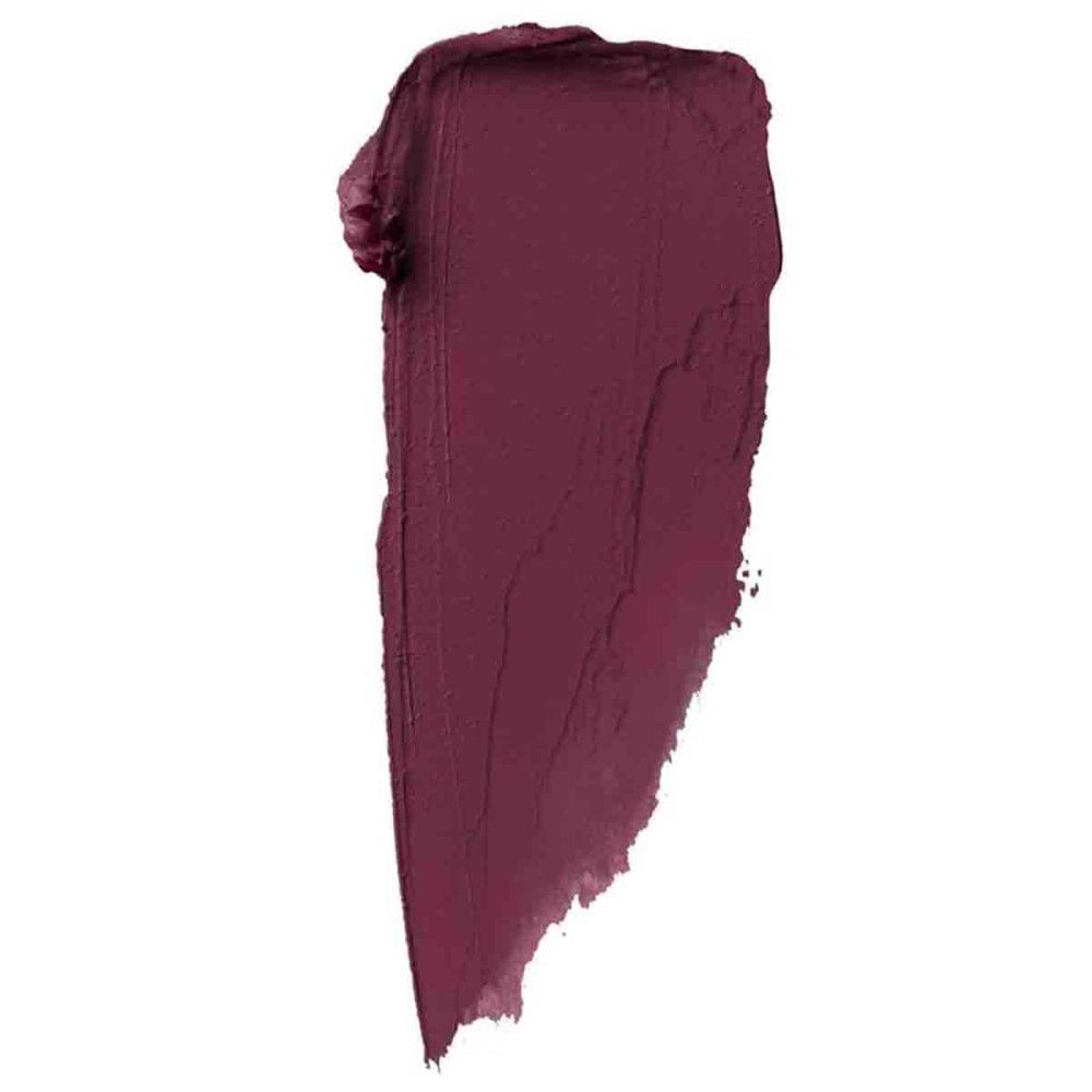 Farbprobe von Nyx Soft Matte Lip Cream in dunklem Beerenrot auf weißem Grund.