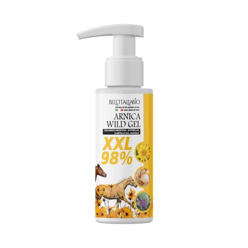 Weiß-gelbe Flasche mit Pumpverschluss. Aufschrift: Arnica Wild Gel, XXL 98%. Abbildungen von Pferden und Sonnenblumen.