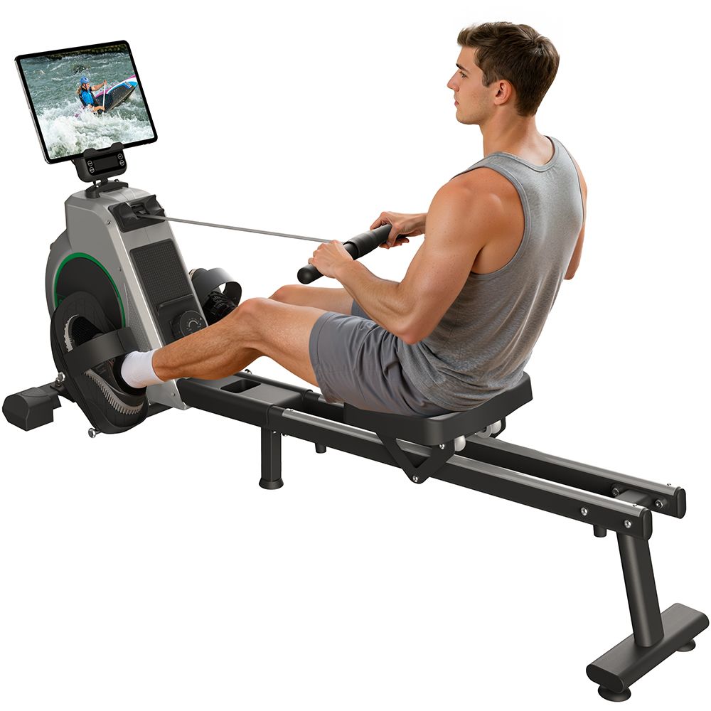 Rudergerät mit Person. Person sitzt und zieht am Griff. Bildschirm mit Bild. Grau-schwarzes Gerät mit grünem Akzent.